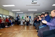 조규홍 보건복지부 장관이 27일 서울 동대문구 답십리3동 경로당을 방문해 어른신들께 인사하고 있다.