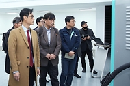 진종욱 산업통상자원부 국가기술표준원장이 14일 전기차충전기 전문업체인 서울 서초구 대영채비를 방문해 회사 내 주요시설을 둘러보고 있다. 