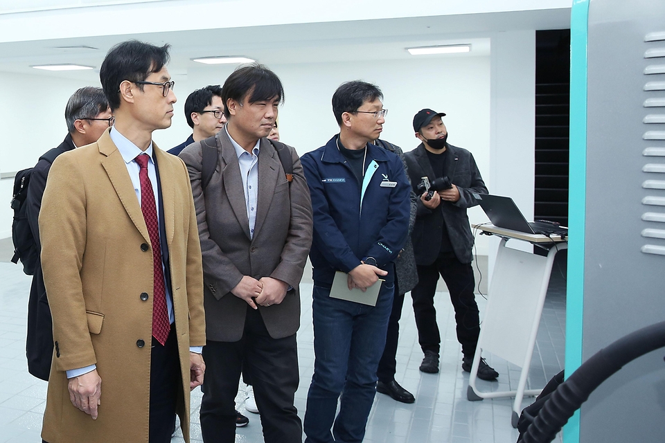진종욱 산업통상자원부 국가기술표준원장이 14일 전기차충전기 전문업체인 서울 서초구 대영채비를 방문해 회사 내 주요시설을 둘러보고 있다. 