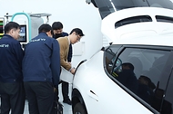 진종욱 산업통상자원부 국가기술표준원장이 14일 전기차충전기 전문업체인 서울 서초구 대영채비를 방문해 전기차 충전을 시연하고 있다.