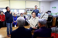조규홍 보건복지부 장관이 27일 서울 동대문구 답십리3동 경로당을 방문해 어르신들의 건의사항을 듣고 있다.