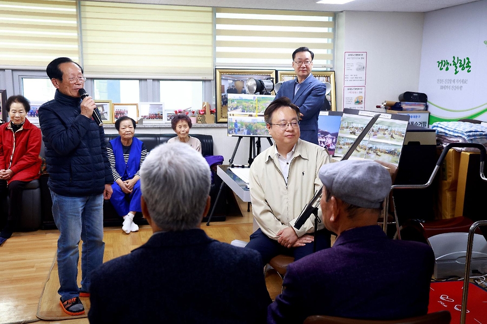 조규홍 보건복지부 장관이 27일 서울 동대문구 답십리3동 경로당을 방문해 어르신들의 건의사항을 듣고 있다.