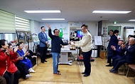 조규홍 보건복지부 장관이 27일 서울 동대문구 답십리3동 경로당을 방문해 경로당 냉난방비 및 양곡비 지원금을 전달하며 기념촬영을 하고 있다.