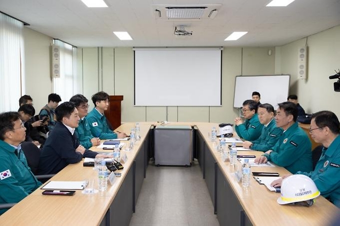 원희룡 국토교통부 장관이 14일 서울 구로구 코레일 수도권철도차량정비단 구로차량사업소에서 열린 ‘빈대 확산 방지를 위한 철도시설 방제 현장점검’에 앞서 한문희 한국철도공사 사장 및 관계자들과 간담회를 하고 있다.