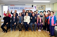 조규홍 보건복지부 장관이 27일 서울 동대문구 답십리3동 경로당을 방문해 어르신들과 손가락 하트 포즈를 취하며 기념촬영을 하고 있다.