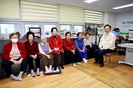 조규홍 보건복지부 장관이 27일 서울 동대문구 답십리3동 경로당을 방문해 어르신들과 기념촬영을 하고 있다.