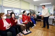 조규홍 보건복지부 장관이 27일 서울 동대문구 답십리3동 경로당을 방문해 어르신들에게 인사를 드리고 있다.