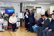 조규홍 보건복지부 장관이 27일 서울 동대문구 답십리3동 경로당을 방문해 어르신들의 건의사항을 듣고 있다.