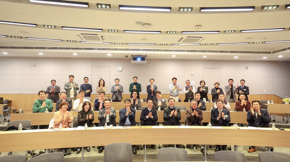 박민식 국가보훈부 장관이 14일 오후 서울시 여의도 FKI타워 컨퍼런스센터에서 열린  ‘한경협 최고경영자과정 특강’에 참석하여 제87기 한경협 최고경영자과정 교육생들과 함께 기념촬영을 하고 있다.