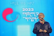 유인촌 문화체육관광부 장관이 15일 부산 해운대구 벡스코에서 열린 2023 대한민국 게임대상 시상식에 참석해 축사를 하고 있다.
