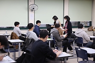 <p>2024학년도 대학수학능력시험일인 16일 오전 서울 종로구 경복고등학교에서 수능시험이 진행되고 있다.&nbsp; 올해 수능은 전국 84개 시험지구 1천 279개 시험장에서 일제히 진행된다.</p>