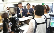 이기일 보건복지부 제1차관이 3일 서울 마포구 소재 마포시니어클럽에 방문해 어르신들과 대화하고 있다. 동절기를 대비하여 어르신들이 안전하게 사업에 참여하실 수 있도록 운영해주길 당부하고 있다.