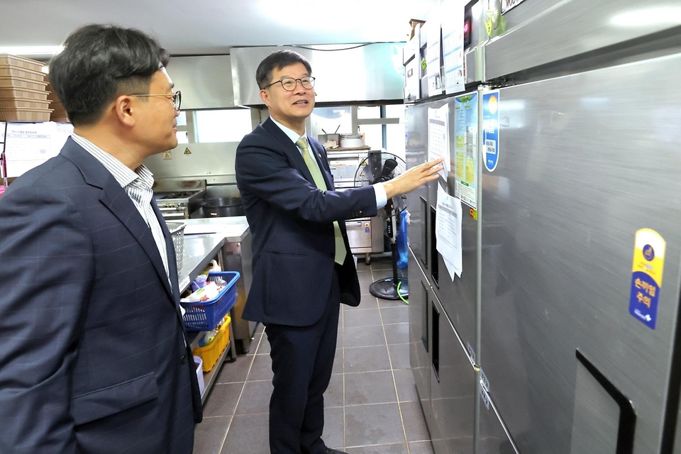 이기일 보건복지부 제1차관이 3일 서울 마포구 소재 마포시니어클럽에 방문해 내부 시설을 살펴보고 있다.