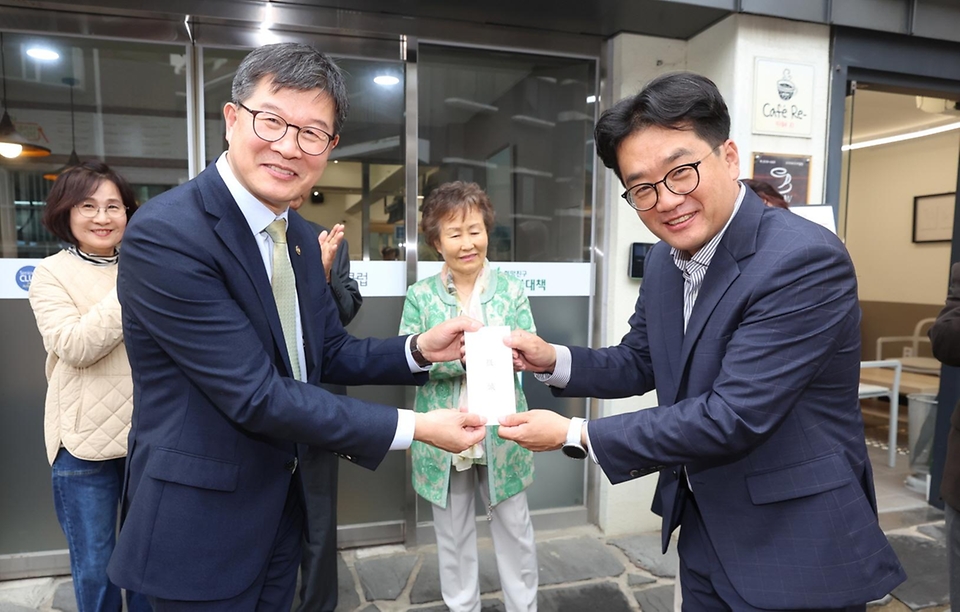 이기일 보건복지부 제1차관이 3일 서울 마포구 소재 마포시니어클럽에 방문해 관계자에게 지원금을 전달하며 기념촬영을 하고 있다.