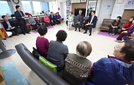 이기일 보건복지부 제1차관이 3일 서울 마포구 소재 합정경로당을 방문해 어르신들의 이용 현황을 점검하고 있다.