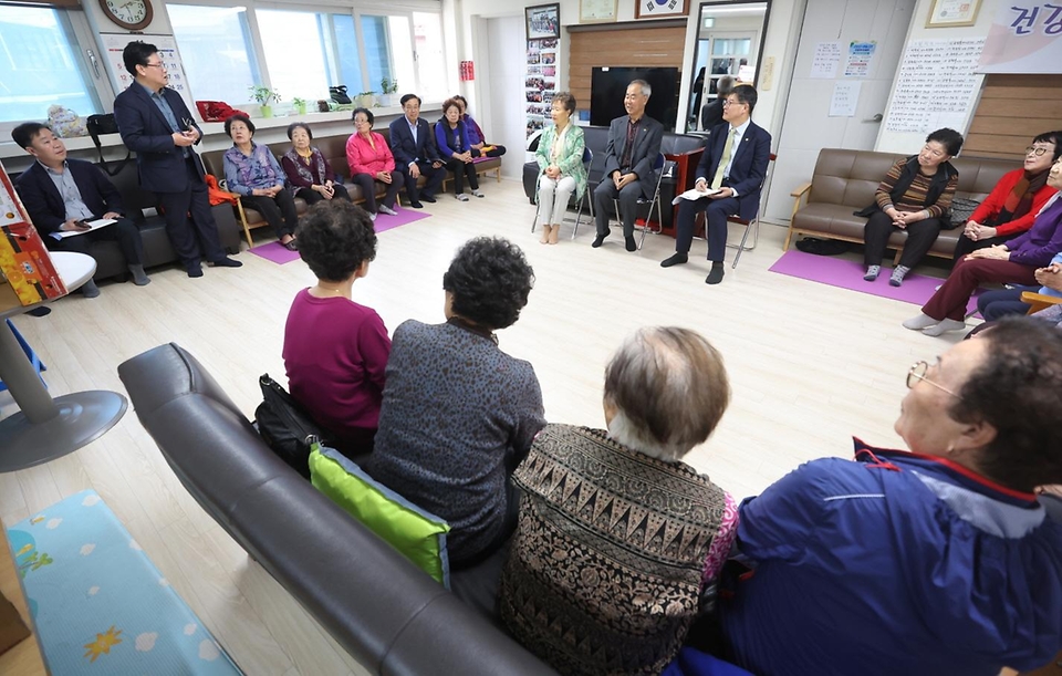 이기일 보건복지부 제1차관이 3일 서울 마포구 소재 합정경로당을 방문해 어르신들의 이용 현황을 점검하고 있다.