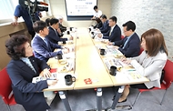 이기일 보건복지부 제1차관이 3일 서울 마포구 소재 마포시니어클럽에 방문해 노인일자리 사업 수행 준비 상황을 점검하며 종사자들을 격려하고 있다.
