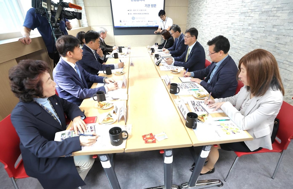 이기일 보건복지부 제1차관이 3일 서울 마포구 소재 마포시니어클럽에 방문해 노인일자리 사업 수행 준비 상황을 점검하며 종사자들을 격려하고 있다.