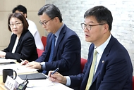 이기일 보건복지부 제1차관이 3일 서울 마포구 소재 마포시니어클럽에 방문해 노인일자리 사업 수행 준비 상황을 점검하며 종사자들을 격려하고 있다.