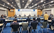 이호현 산업통상자원부 에너지정책실장이 서울 중구 대한상공회의소 중회의실에서 열린 ‘원전수출 첫걸음 프로그램 발대식’에서 원전업계 애로 및 건의사항 등을 논의하고 있다.