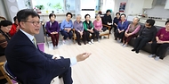 이기일 보건복지부 제1차관이 3일 서울 마포구 소재 합정경로당을 방문해 어르신들의 이용 현황을 점검하며 대화하고 있다.