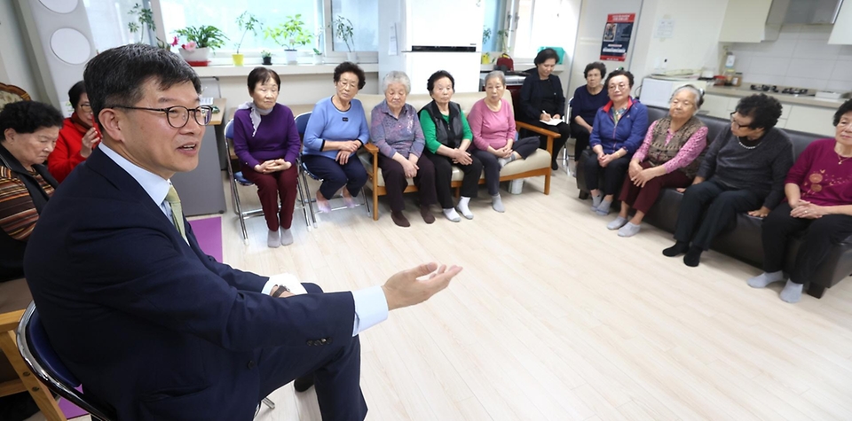 이기일 보건복지부 제1차관이 3일 서울 마포구 소재 합정경로당을 방문해 어르신들의 이용 현황을 점검하며 대화하고 있다.