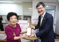이기일 보건복지부 제1차관이 3일 서울 마포구 소재 합정경로당을 방문해 2024년도 경로당 냉난방비 및 양곡비 지원금을 전달하며 기념촬영을 하고 있다.