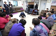 이기일 보건복지부 제1차관이 3일 서울 마포구 소재 합정경로당을 방문해 어르신들께 절을 드리고 있다.