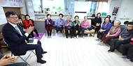 이기일 보건복지부 제1차관이 3일 서울 마포구 소재 합정경로당을 방문해 어르신들의 이용 현황을 점검하며 대화하고 있다.