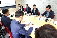 이기일 보건복지부 제1차관이 3일 서울 마포구 소재 마포시니어클럽에 방문해 노인일자리 사업 수행 준비 상황을 점검하며 종사자들을 격려하고 있다.