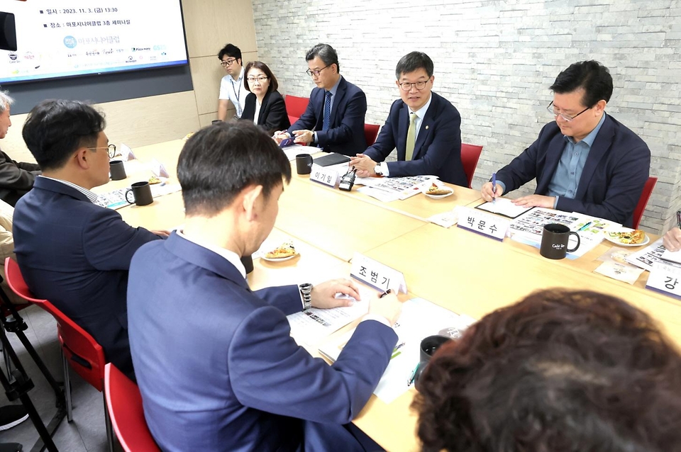 이기일 보건복지부 제1차관이 3일 서울 마포구 소재 마포시니어클럽에 방문해 노인일자리 사업 수행 준비 상황을 점검하며 종사자들을 격려하고 있다.