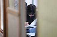 <p>2024학년도 대학수학능력시험일인 16일 오전 서울 종로구 경복고등학교에서 한 수험생이 시험 준비를 하고 있다.&nbsp; 올해 수능은 전국 84개 시험지구 1천 279개 시험장에서 일제히 진행된다.</p>