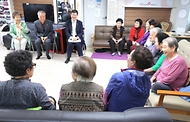 이기일 보건복지부 제1차관이 3일 서울 마포구 소재 합정경로당을 방문해 어르신들의 이용 현황을 점검하며 대화하고 있다.
