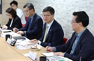 이기일 보건복지부 제1차관이 3일 서울 마포구 소재 마포시니어클럽에 방문해 노인일자리 사업 수행 준비 상황을 점검하며 종사자들을 격려하고 있다.