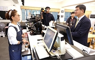 이기일 보건복지부 제1차관이 3일 서울 마포구 소재 마포시니어클럽에 방문해 어르신들과 대화하고 있다. 동절기를 대비하여 어르신들이 안전하게 사업에 참여하실 수 있도록 운영해주길 당부하고 있다.