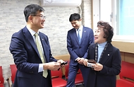 이기일 보건복지부 제1차관이 3일 서울 마포구 소재 마포시니어클럽에 방문해 관계자들과 대화하고 있다.