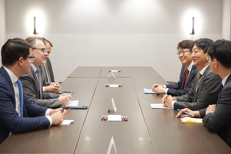 안덕근 산업통상자원부 통상교섭본부장이 14일(현지시간) 미국 샌프란시스코 메리어트 호텔에서 안토니 쿡(Antony Cook) 마이크로소프트 대외협력 총괄 부사장과 글로벌 디지털 통상 현황 및 AI 기술협력 방안 등을 논의하고 있다.