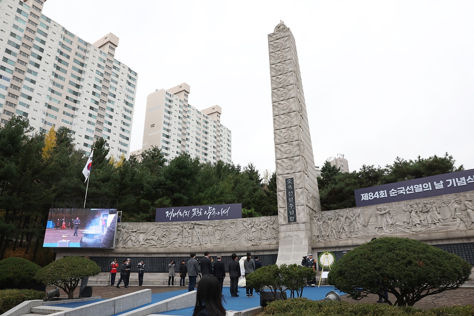<p>17일 오전 서울 서대문구 서대문형무소역사관에서 열린  ‘제84주년 순국선열의 날’ 기념식에서 박민식 국가보훈부 장관, 이성헌 서대문구청장 등 관계자들이 헌화를 하고 있다.&nbsp;</p>