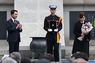 <p>17일 오전 서울 서대문구 서대문형무소역사관에서 열린  ‘제84주년 순국선열의 날’ 기념식에서 독립유공자 포상이 진행되고 있다.&nbsp;</p>