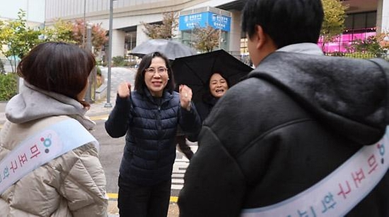 김현숙 여성가족부 장관이 16일 서울 마포구 경의선책거리에서 열린 ‘찾아가는 거리상담’ 현장을 방문해 마포구청소년상담복지센터 등 종사자들을 격려하고 있다.