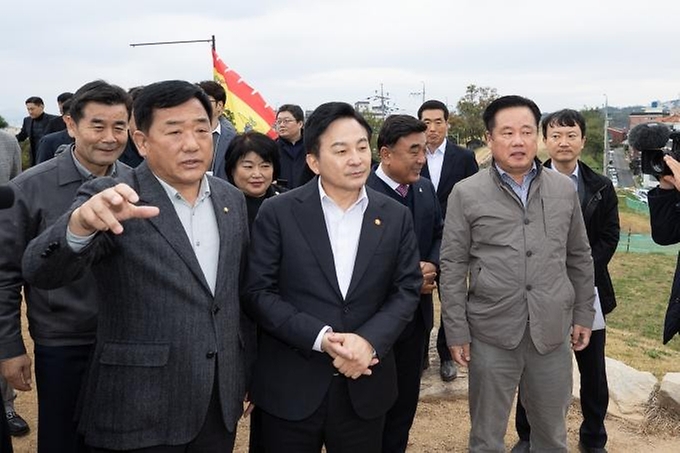 원희룡 국토교통부 장관이 16일 울산 중구 성안동을 방문해 박성민 국회의원, 김영길 중구청장 및 관계자들과 중구 성안·약사 일반산단 조성 등 현안사업 현장을 둘러보며 대화하고 있다.