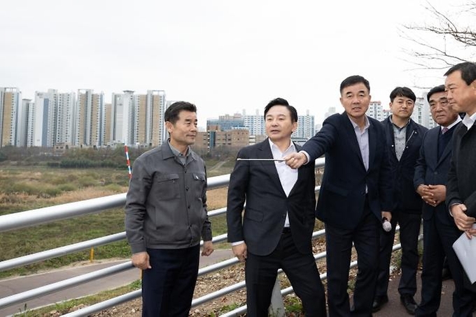 원희룡 국토교통부 장관이 16일 울산 중구 성안동을 방문해 박성민 국회의원, 김영길 중구청장 및 관계자들과 중구 성안·약사 일반산단 조성 등 현안사업 현장을 둘러보며 대화하고 있다.