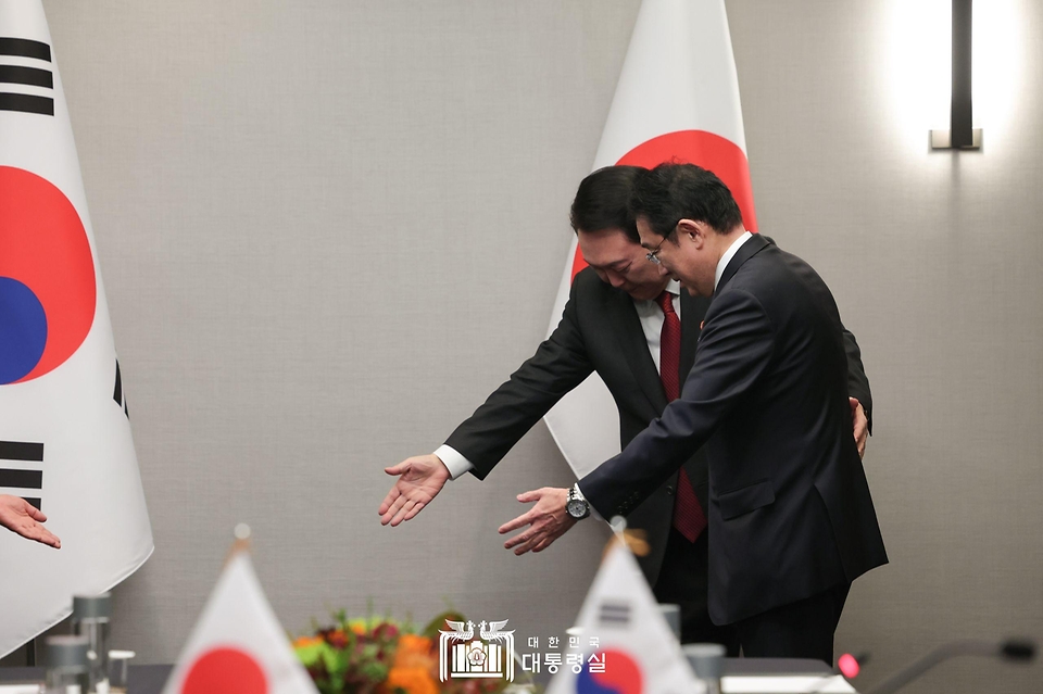 윤석열 대통령이 16일(현지시간) 미국 샌프란시스코 한 호텔에서 열린 ‘한·일 정상회담’에 기시다 후미오(Kishida Fumio) 일본 총리와 입장하고 있다.