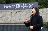 <p>17일 오전 서울 서대문구 서대문형무소역사관에서 열린  ‘제84주년 순국선열의 날’ 기념식에서 수화통역사가 공연을 수화통역하고 있다.&nbsp;</p>