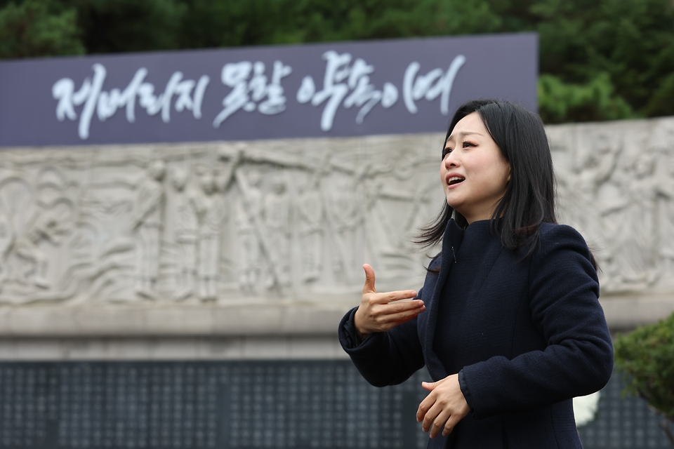 <p>17일 오전 서울 서대문구 서대문형무소역사관에서 열린  ‘제84주년 순국선열의 날’ 기념식에서 수화통역사가 공연을 수화통역하고 있다.&nbsp;</p>