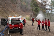 남성현 산림청장이 16일 강원도 영월군 산불진화임도를 방문해 관계자로부터 소규모 취수장 시설에 대해 설명을 듣고 있다.