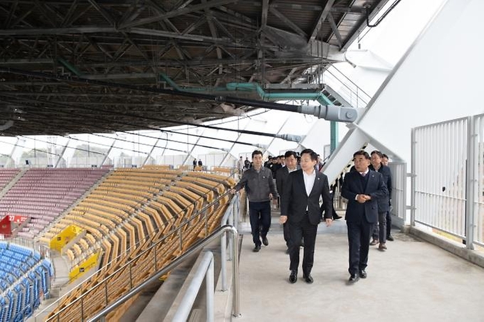 원희룡 국토교통부 장관이 16일 울산 남구 문수축구경기장을 방문해 김두겸 울산시장 및 관계자들과 경기장을 둘러보며 울산체육공원 활용성 제고를 위한 방안을 논의하고 있다.