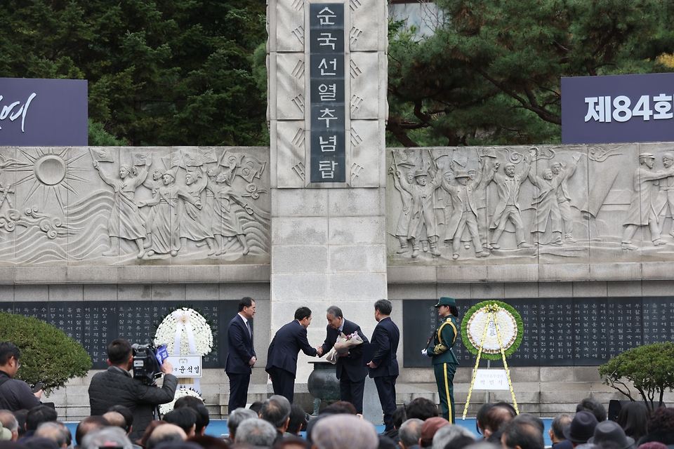 <p>17일 오전 서울 서대문구 서대문형무소역사관에서 열린  ‘제84주년 순국선열의 날’ 기념식에서 독립유공자 포상이 진행되고 있다.&nbsp;</p>