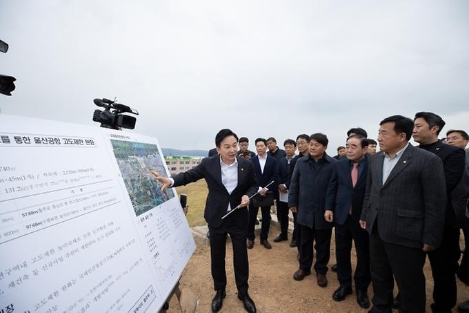 원희룡 국토교통부 장관이 16일 울산 중구 성안동을 방문해 관계자들과 울산공항 주변 고도제한 완화 문제에 대해 논의하고 있다.