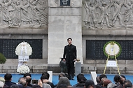<p>17일 오전 서울 서대문구 서대문형무소역사관에서 열린  ‘제84주년 순국선열의 날’ 기념식에서 헌정공연이 펼쳐지고 있다.&nbsp;</p>